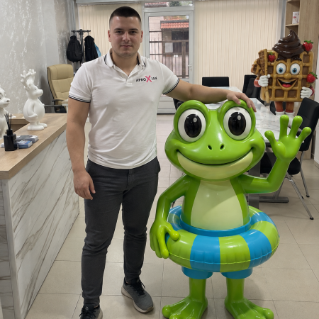Statue de grenouille agitant la main avec bouée